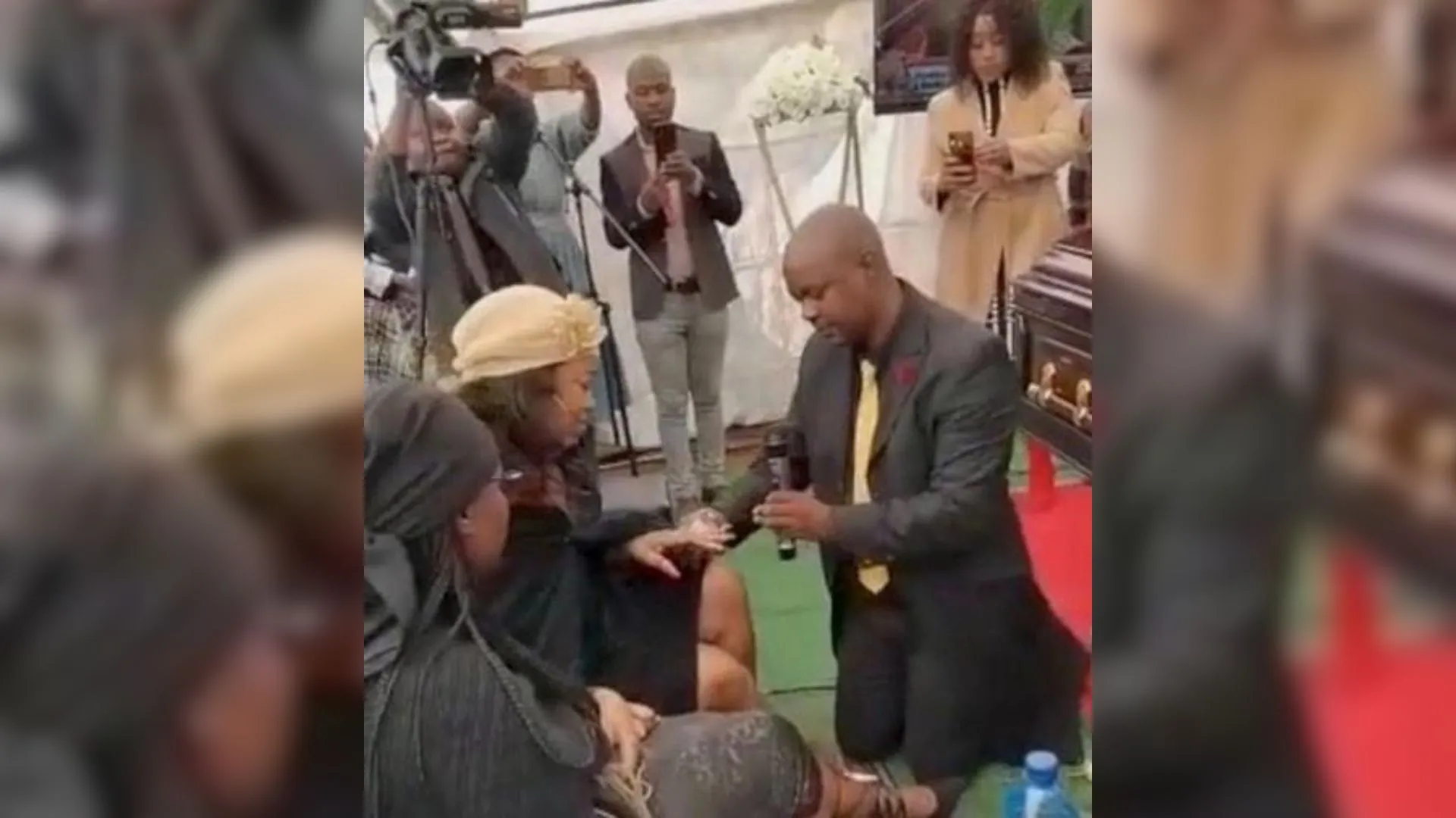Pastor pede mulher em casamento durante funeral na África do Sul