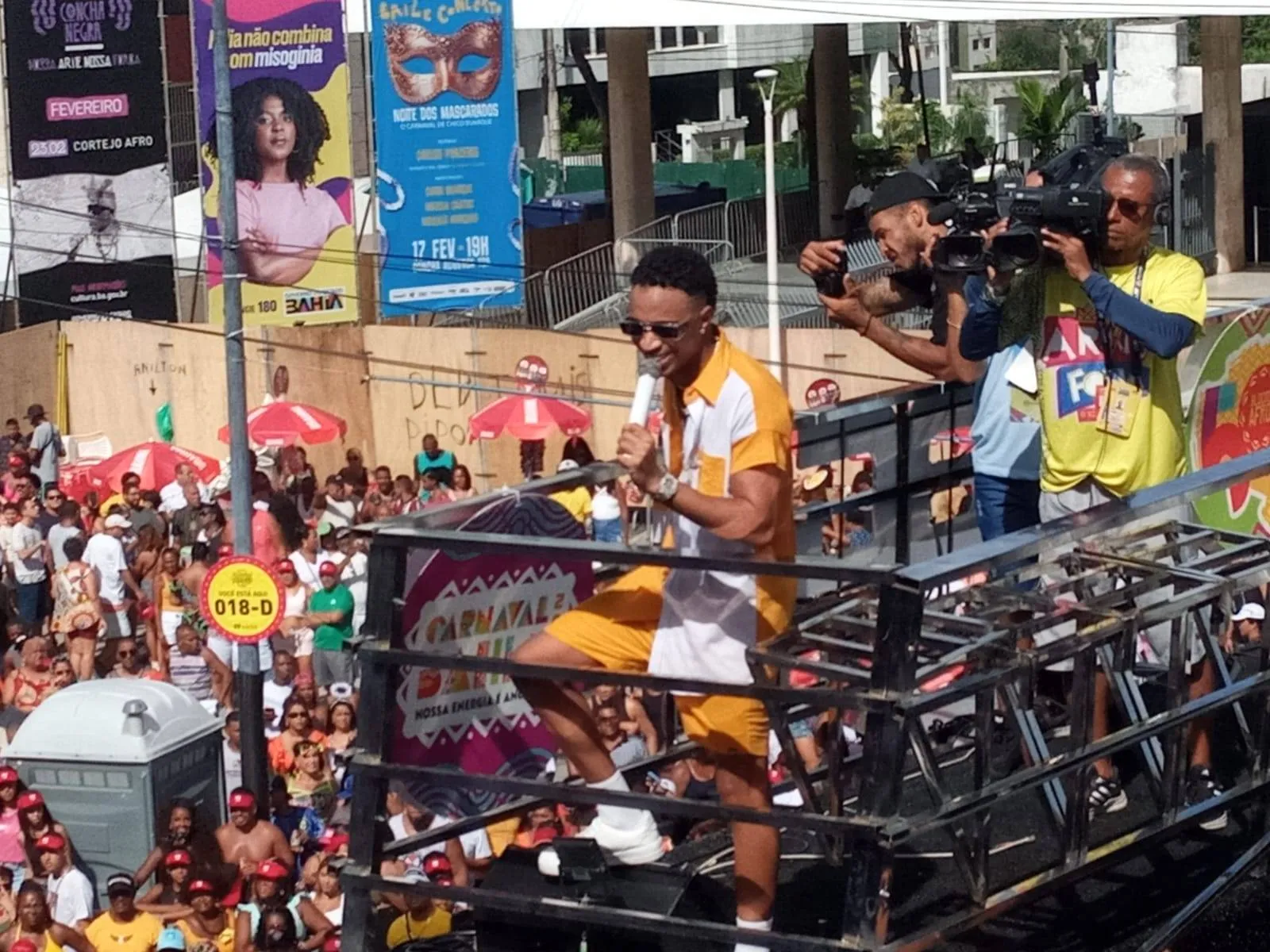 Apresentador Alex Lopes sobe no trio de Hiago Danadinho e homenageia o pagodeiro; assista