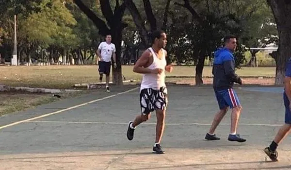 Ronaldinho Gaúcho fala pela primeira vez após prisão: "golpe muito duro"