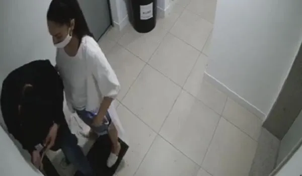 Dupla consegue 'arrombar' porta em apartamento de luxo na Vitória e realiza furto; veja vídeo