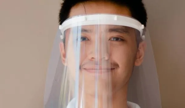 Estudo indica que face shield protege menos do que máscaras tradicionais contra a Covid-19; saiba mais