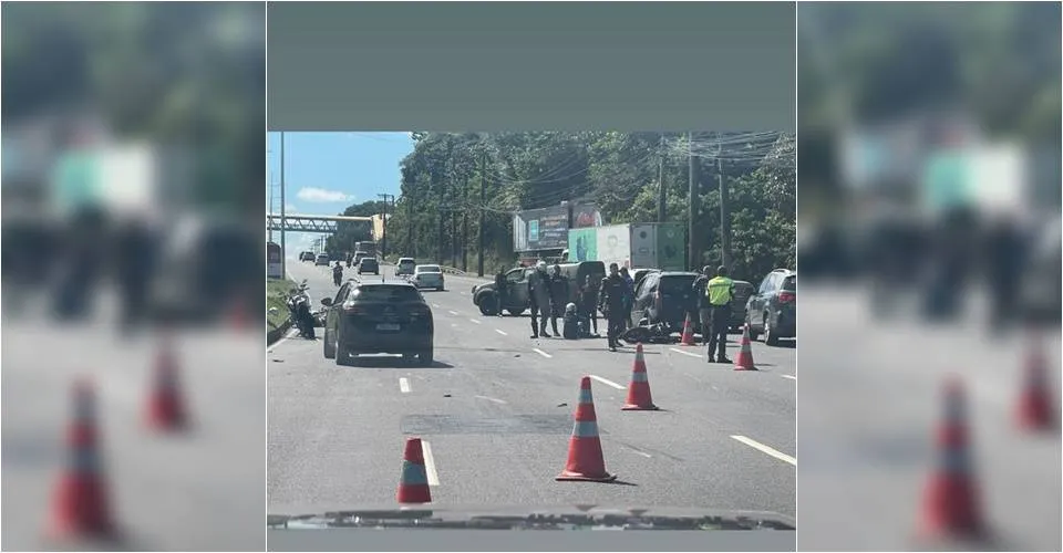 Batedor de Lula cai em pista durante escolta e trânsito é fechado na Av. Paralela