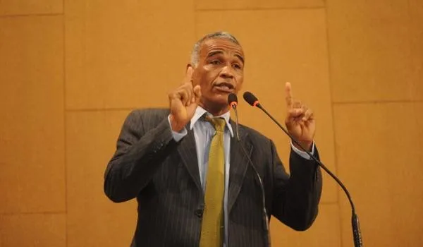Pastor Sargento Isidório presta socorro a vítima de capotamento em Candeias; veja o vídeo