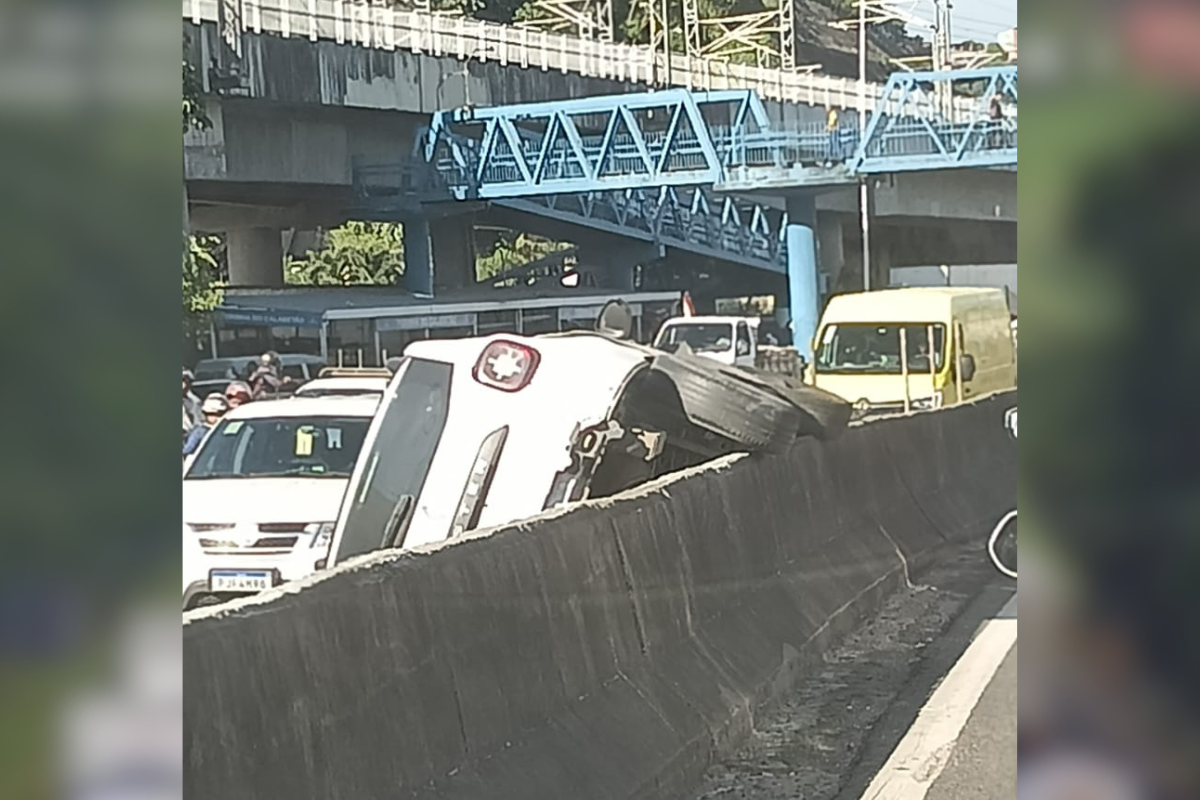 Ve&iacute;culo Vira Na Br 324. Foto: Reprodu&ccedil;&atilde;o Redes Sociai 
