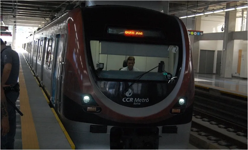 Metrô de Salvador reserva vagões para estudantes e revolta usuários; veja vídeo