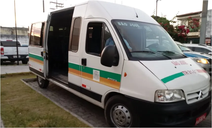 Homens assaltam van e trocam tiros com a polícia em Feira de Santana