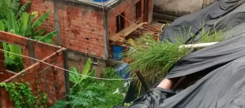 SETE DE ABRIL: Por conta da chuva, moradores temem deslizamento de encosta; Confira vídeo