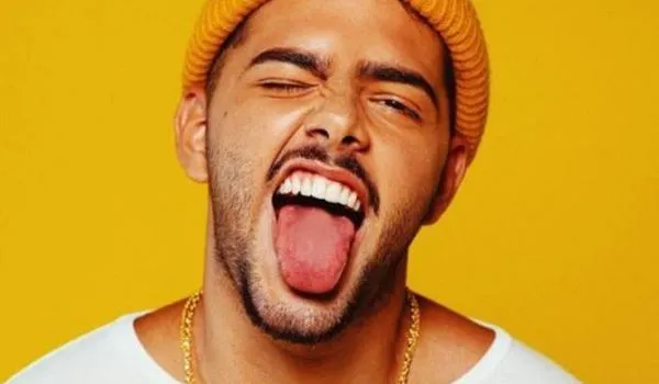 Em isolamento, Pedro Sampaio faz show no próprio prédio e vizinhos filmam