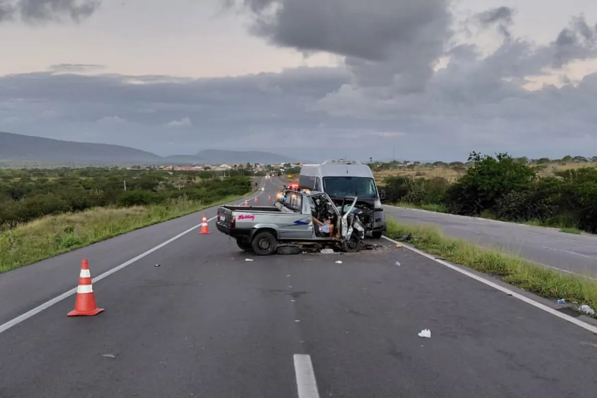 Colisão frontal entre van e Fiorino mata duas pessoas na BR-116, na Bahia