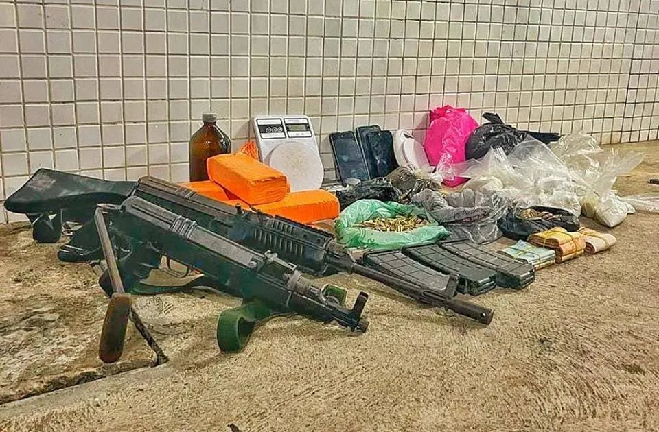 Dois fuzis são apreendidos no bairro do Engenho Velho da Federação, em Salvador