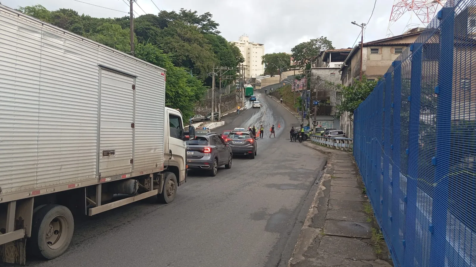 Óleo na pista gera riscos e congestionamento de trânsito na Federação