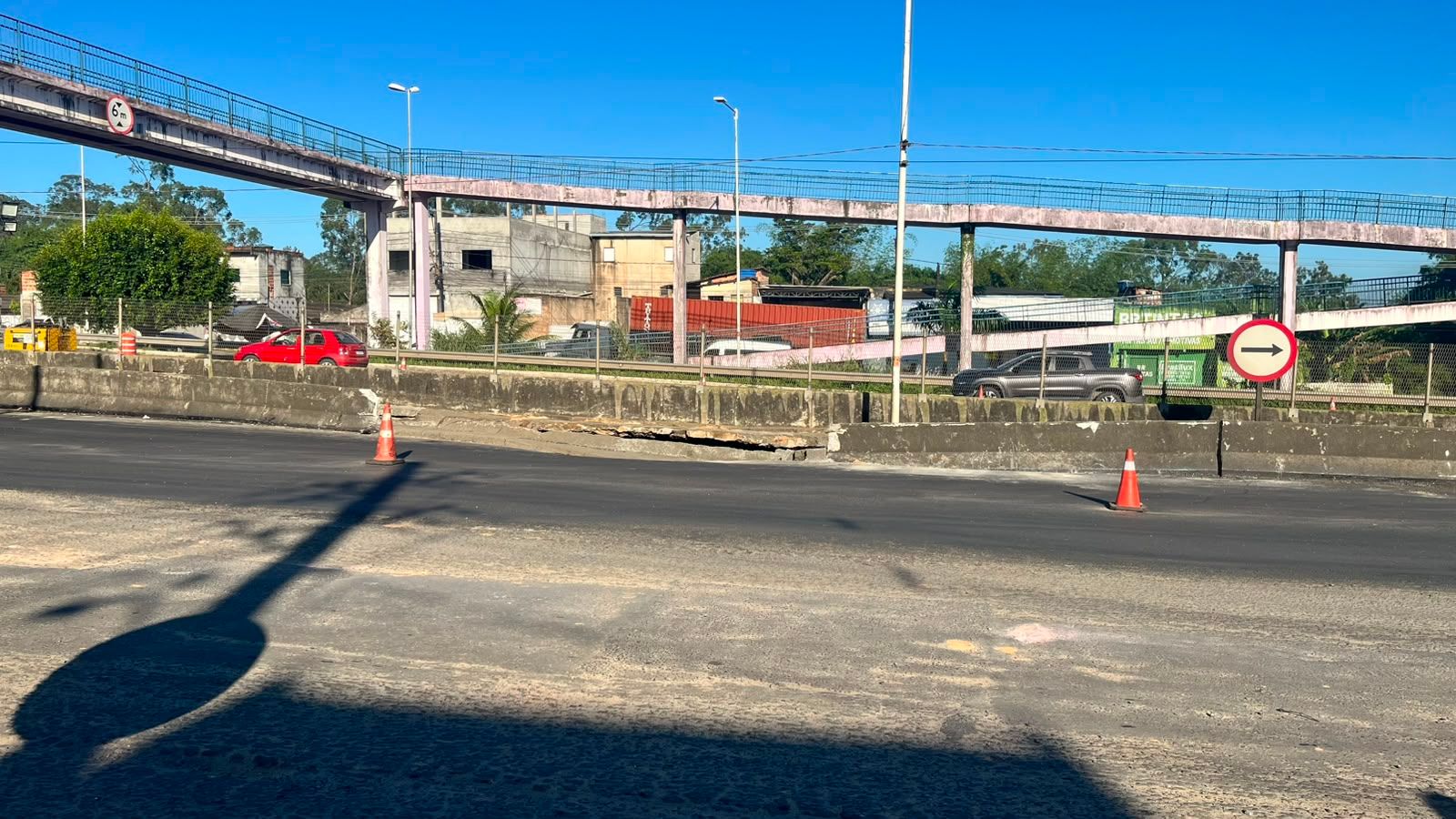 Trânsito lento na BR-324 após novo afundamento na pista em Simões Filho. Foto: Rosana Bomfim / Aratu On