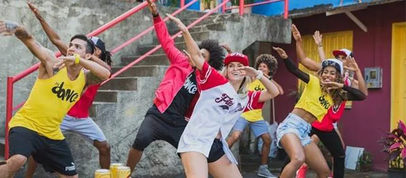 Skol leva grupos de amigos para participar dos shows de Léo Santana e FitDance neste domingo