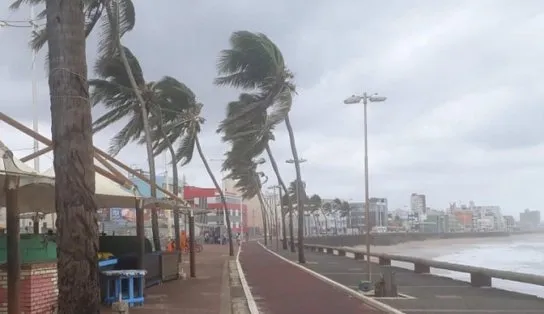 Frente fria atinge Sul da Bahia e Marinha emite alerta de ondas de 3,5 metros; travessias marítimas são suspensas