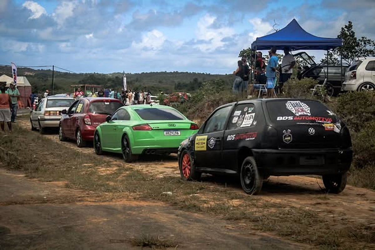 Exposição de carros tunados reúne pilotos e carros que disputarão o Campeonato Baiano de Arrancada. Foto: Divulgação