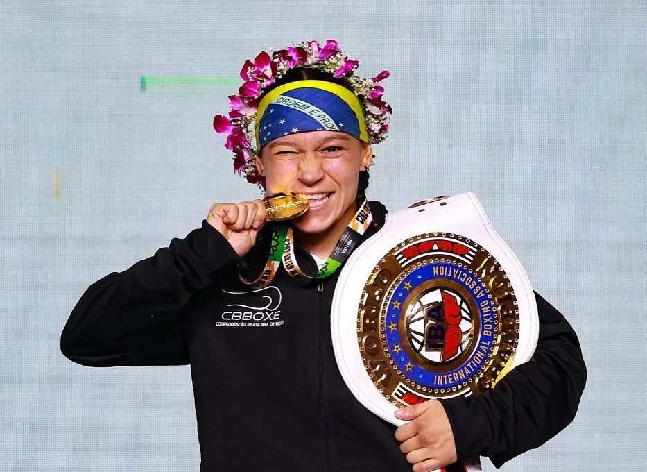 Bia Ferreira com cinturão de campeã mundial | Foto: @biaferreiraboxe