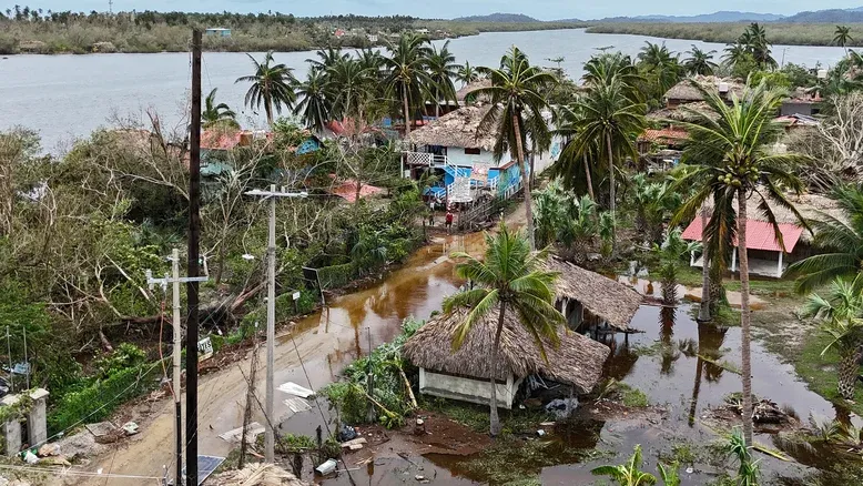 Furacão Erick toca o solo no México com 'ventos destruidores'; bebê morre