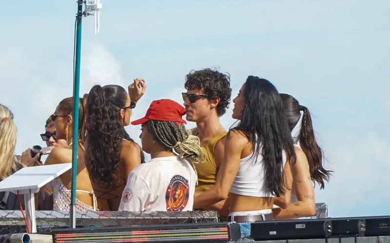Bruna Marquezine e Shawn Mendes curtiram juntos a folia, mostrando sintonia e muita divers&atilde;o no trio de Ivete Sangalo, um dos momentos mais comentados da festa/Foto: @zainzamecc/Ag. F Pontes