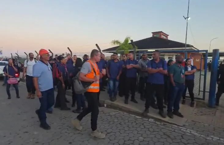 Trabalhadores realizam protesto em frente à BYD, em Camaçari, na Bahia
