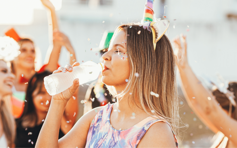 Prefira refei&ccedil;&otilde;es leves antes de sair e intercale consumo de bebidas alco&oacute;licas com &aacute;gua para evitar desidrata&ccedil;&atilde;o/Foto: Reprodu&ccedil;&atilde;o