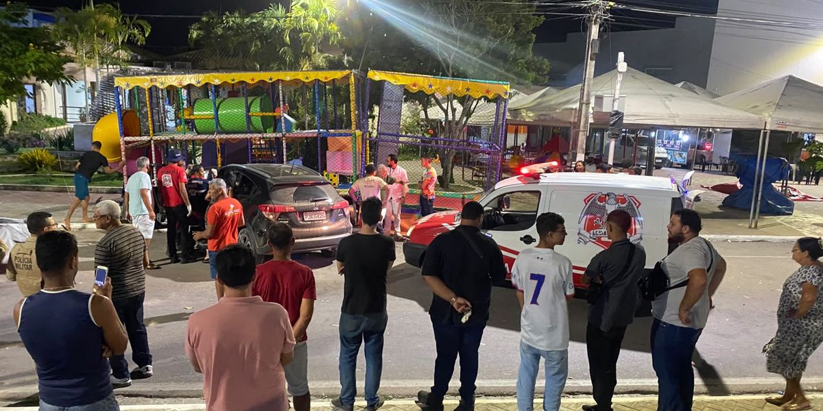 Carro Bate Na Estrutura De Brinquedo De Divers&atilde;o Infantil Na Pra&ccedil;a Da Babil&ocirc;nia, Em Concei&ccedil;&atilde;o Do Coit&eacute;, Ap&oacute;s Motorista Passar Mal