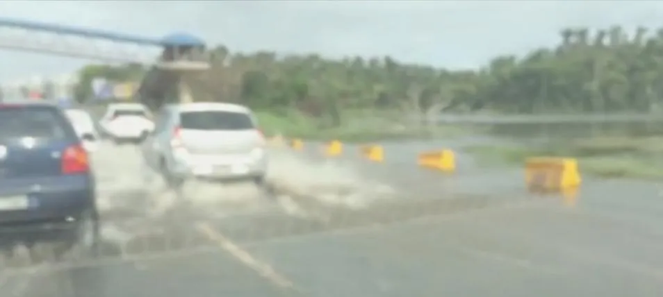 Chuva complica trânsito na cidade; Paralela está com os dois sentidos congestionados