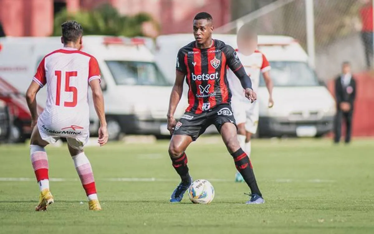 Jogador do Vitória é denunciado pela ex por violência doméstica