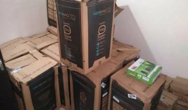 Dupla é presa com carga roubada; violões, eletrodomésticos e brinquedos foram apreendidos
