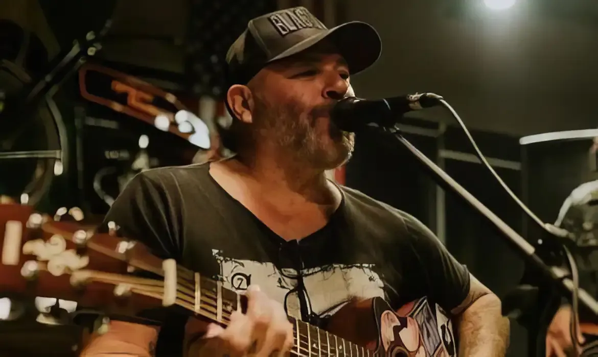 Após 4 meses de internação, baixista da banda Ultraje a Rigor recebe alta médica
