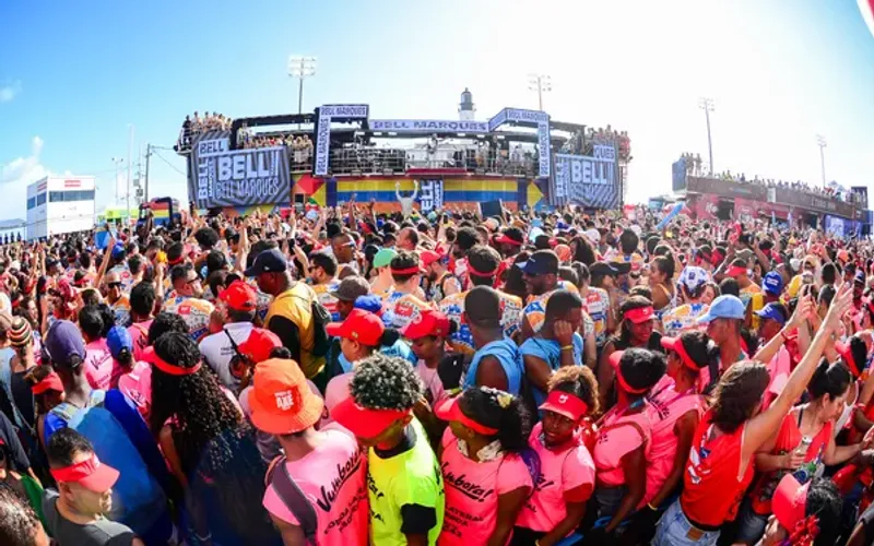 Al&eacute;m da proximidade com os trios, abad&aacute;s oferecem servi&ccedil;os exclusivos como camarotes, &aacute;reas de alimenta&ccedil;&atilde;o e seguran&ccedil;a refor&ccedil;ada/Foto: Reynaldo F&eacute;lix/Ag. Fred Pontes