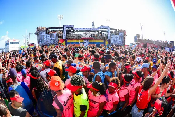 Confira atrações que animam foliões em Salvador nesta segunda-feira