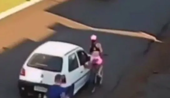 Homem filmado assediando e quase atropelando mulher em bicicleta é preso em Palmas; ele nega as acusações 