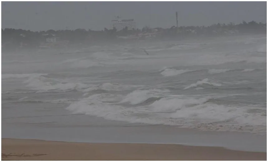 Por conta de mau tempo, Marinha alerta para ondas de até quatro metros no litoral baiano