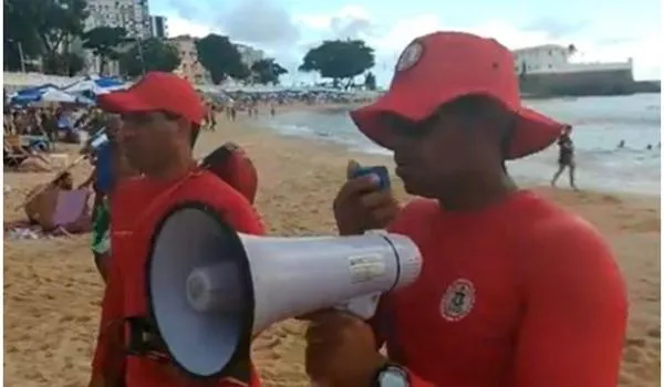Bombeiros começam ação contra pessoas que insistem em ir às praias de Salvador; assista 