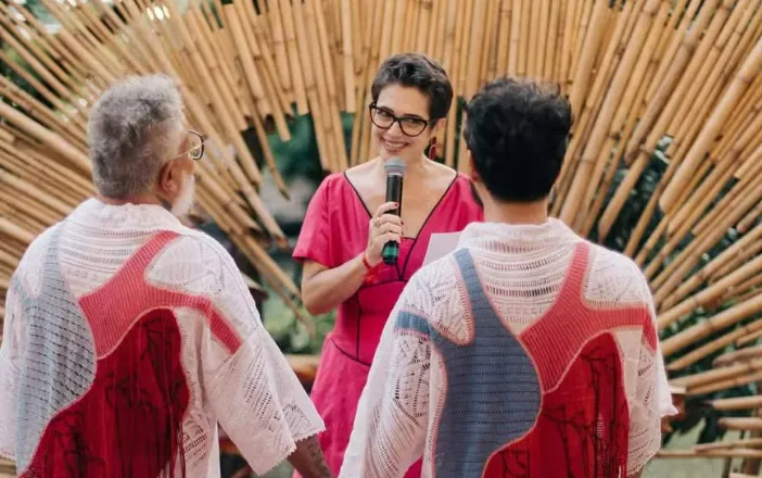 Com Sandra  Annenberg como celebrante, estilista oficializa união
