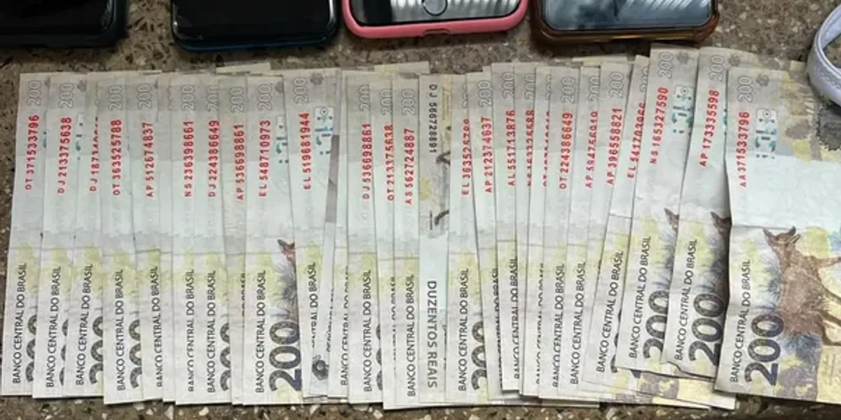 Grupo &eacute; flagrado com dinheiro falso ap&oacute;s fazer compras em lojas na Bahia. Foto: PMBA