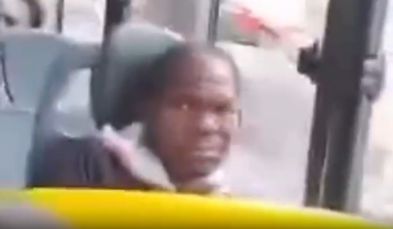 Um homem foi flagrado se masturbando dentro de um &ocirc;nibus que fazia linha para o bairro da Ribeira, na manh&atilde; desta segunda-feira (8), em Salvador |Reprodu&ccedil;&atilde;o/ Al&ocirc; Juca