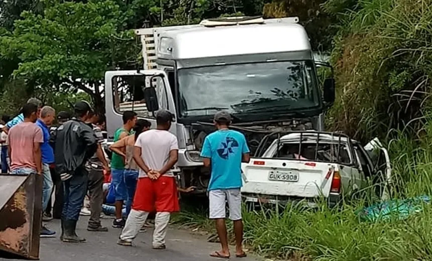 Colisão frontal deixa um morto e dois feridos na BA-489