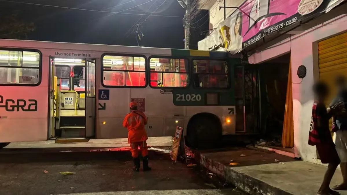 Ônibus invade prédio em Boca da Mata e deixa mais de 10 feridos