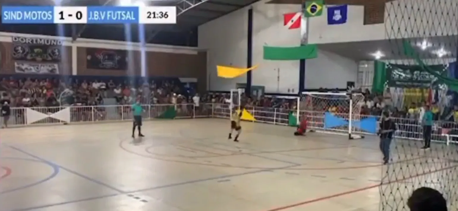 Goleiro morre após levar bolada no peito durante jogo; veja vídeo