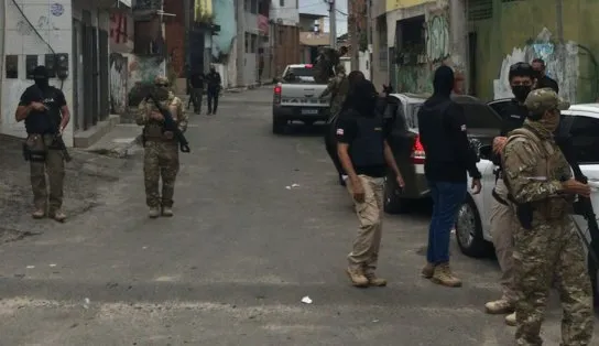 Polícia "fecha o cerco" contra grupo que promove mortes e terror no bairro de São Cristóvão; mulher acaba presa 