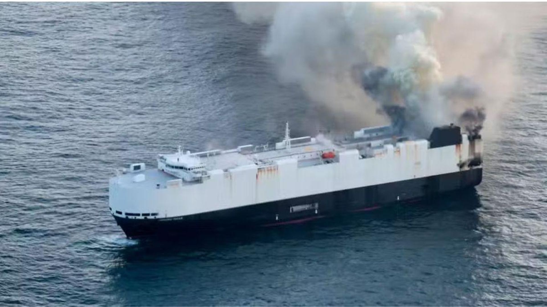 Navio pegou fogo no Oceano Pacífico | Foto: reprodução/redes sociais