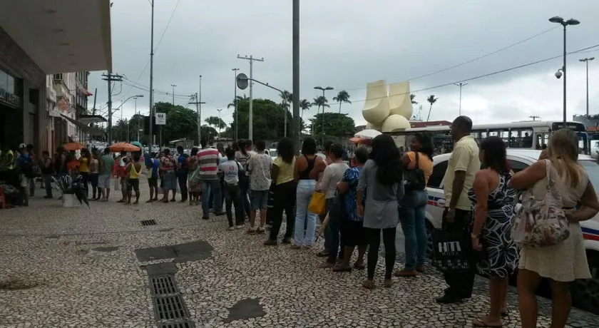 Problemas técnicos em cabine provocam longas filas no Elevador Lacerda